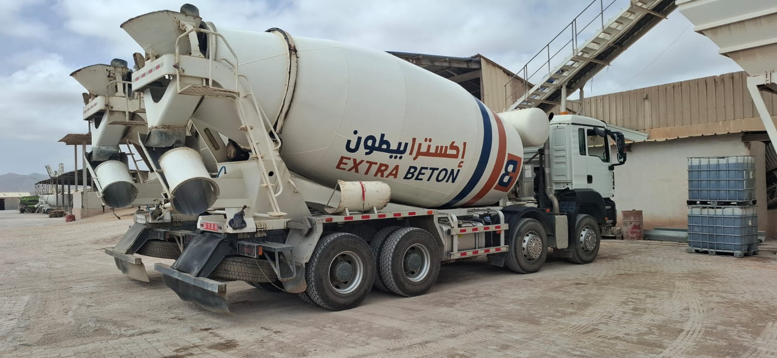 Camion toupie EXTRA BETON DIMA AGLO à l'usine